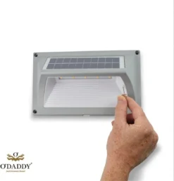 O'DADDY® Castor Tuinverlichting Op Zonneenergie - Wandlamp Buiten - Solar Tuinverlichting - 50 Lumen Warm Wit - Aluminium Grijs - Draadloos 11 O'DADDY® Castor Tuinverlichting Op Zonneenergie - Wandlamp Buiten - Solar Tuinverlichting - 50 Lumen Warm Wit - Aluminium Grijs - Draadloos -Tuinmeubelseries Winkel 1151x1200