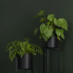 QUVIO Plantenstandaard Binnen - Inclusief Pot - Staande Plantenbak - Metaal - Bloempot - 22 X 22 X 60 Cm - Zwart -Tuinmeubelseries Winkel 1200x1200 2497