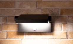 Verstelbare Wandlamp Berlin Met Sensor - Zwart | Ideale Tuinlampen Voor Aan De Muur, Wand Of Schutting 6 Verstelbare Wandlamp Berlin Met Sensor - Zwart | Ideale Tuinlampen Voor Aan De Muur, Wand Of Schutting -Tuinmeubelseries Winkel 1200x732 4