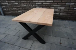 Industriële Douglas Salontafel Met Mat Zwart X-onderstel Voor Binnen En Buiten