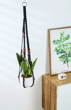 4 Stuks Zwarte Macrame Plantenhangers - Boho Handgeweven Katoen Hangpot Voor Binnen/Buiten - Hangende Bloempot Met Kralen - Macramé Touw/Koord Hangplant Houder - Bohemian Wandhanger Decoratie - Plant Hanger - Verticale Tuin Bloempothouder Planthanger -Tuinmeubelseries Winkel 772x1200 1