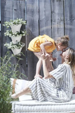 Elho Corsica Vertical Forest 24 - Bloempot Voor Balkonbuiten - Ø 26.7 X H 29.7 Cm - Wit/Wit 3 Elho Corsica Vertical Forest 24 - Bloempot Voor Balkonbuiten - Ø 26.7 X H 29.7 Cm - Wit/Wit -Tuinmeubelseries Winkel 800x1200 81