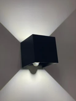 Lura Life - Design Wandlamp Kubus Met Bewegingssensor - LED - Zwart - 3000K Warm Wit - IP65 Waterdicht - Muurlamp - Geschikt Voor Binnen & Buiten - Motion Sensor -Tuinmeubelseries Winkel 900x1200 24